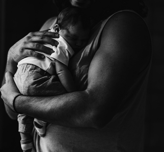 Portage à bras : bébé avec son papa